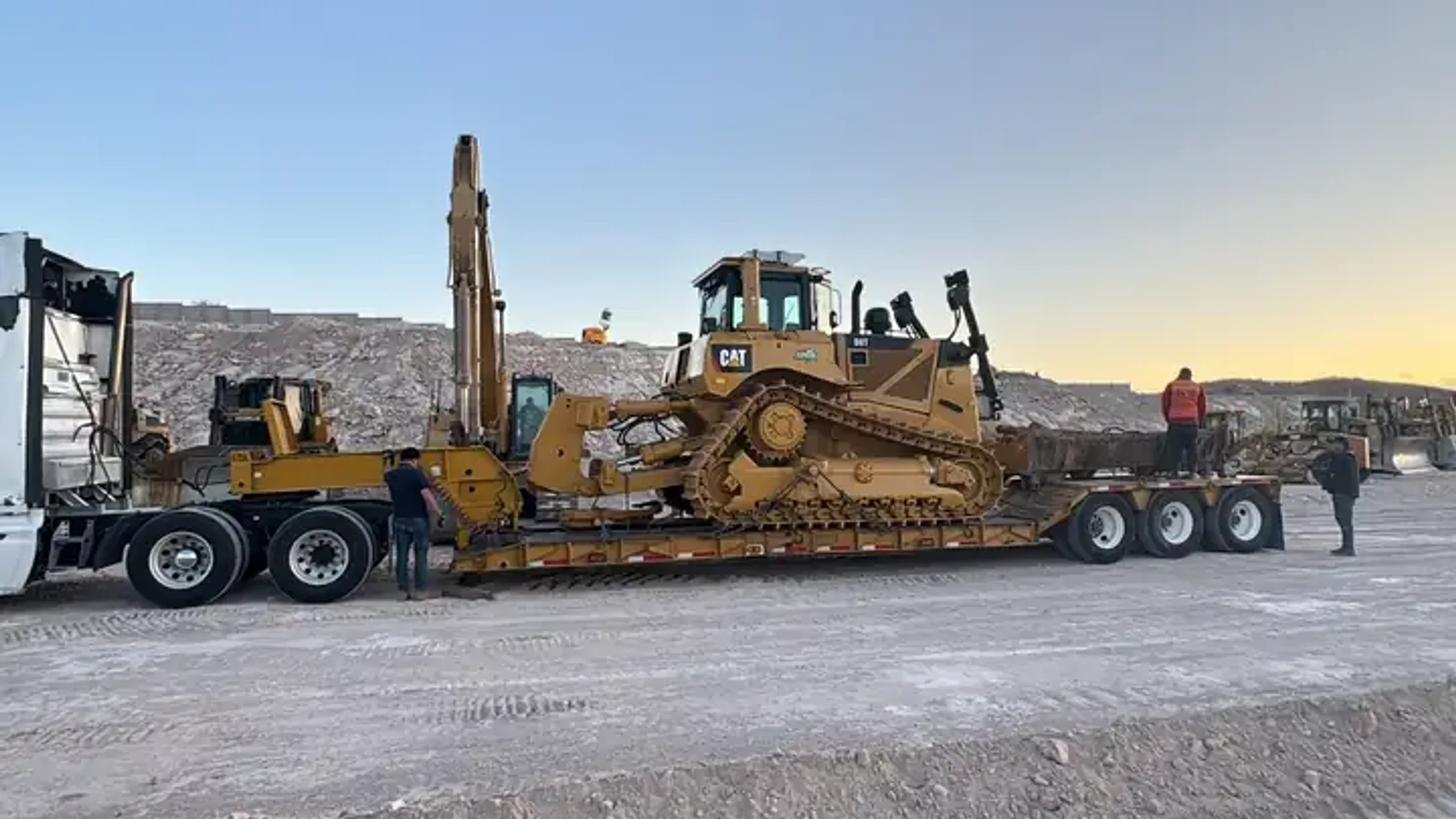 Camión de transporte de carga con equipo pesado