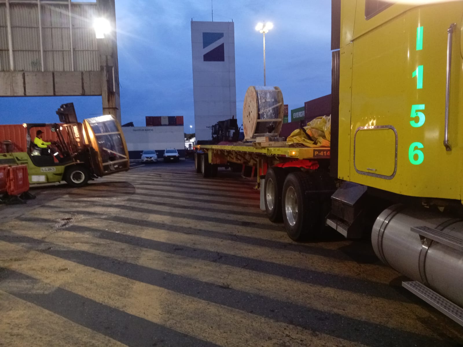 Importacion de carga proyecto de USA a Mexico entregando dentro de puerto